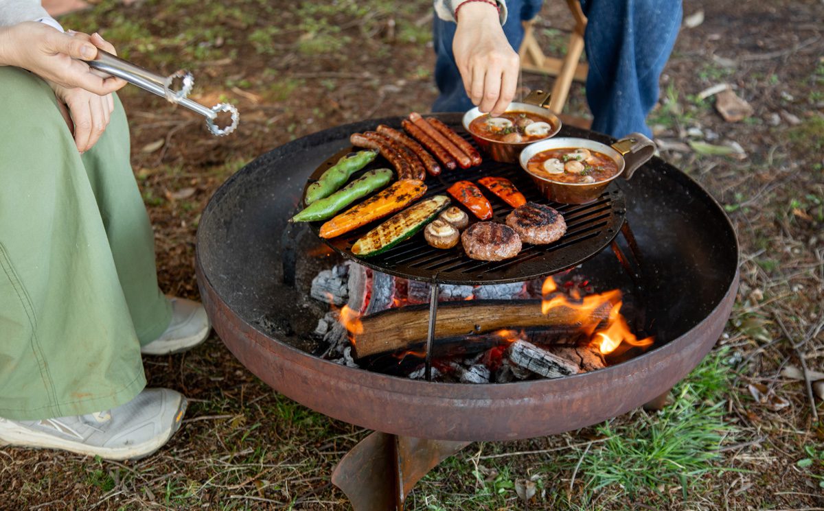 焚き火料理の楽しみが広がる脚付きグリル