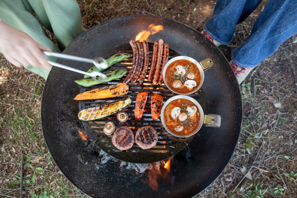 ポータブルグリルと組み合わせて焚火料理も楽しめる