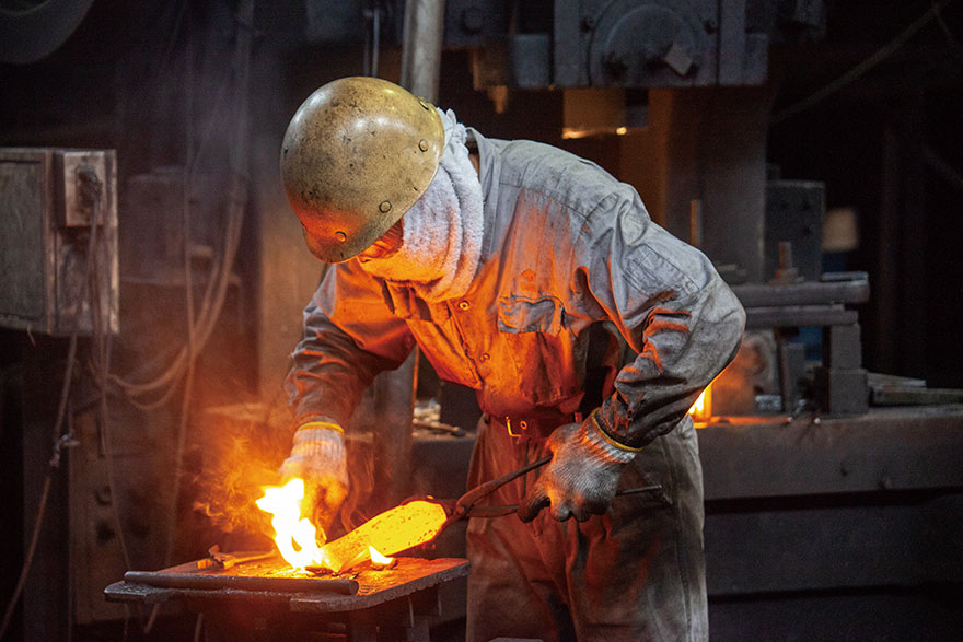 金属産業都市・三条の職人の手による熱と鉄の饗宴「熱間鍛造」