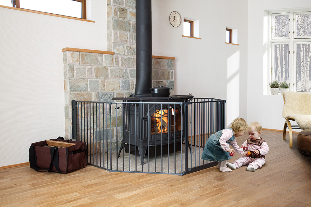 小さなお子さまを薪ストーブの熱から守る。北欧ならではのシンプルで機能的な安心設計