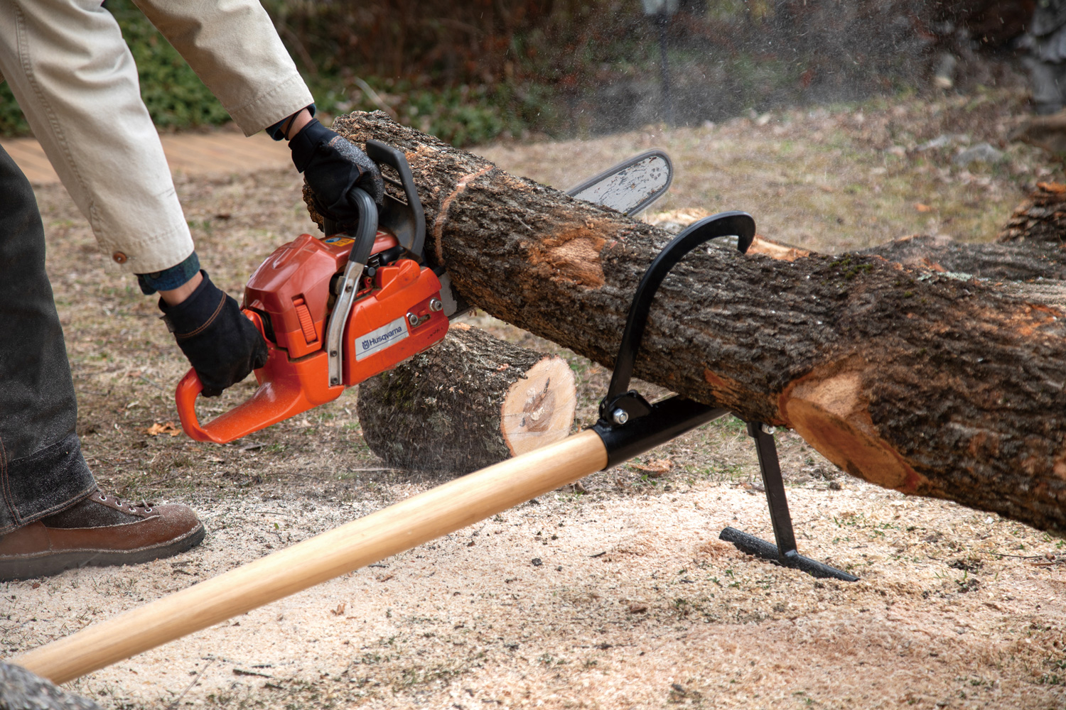 丸太を浮かせてスムーズな作業を