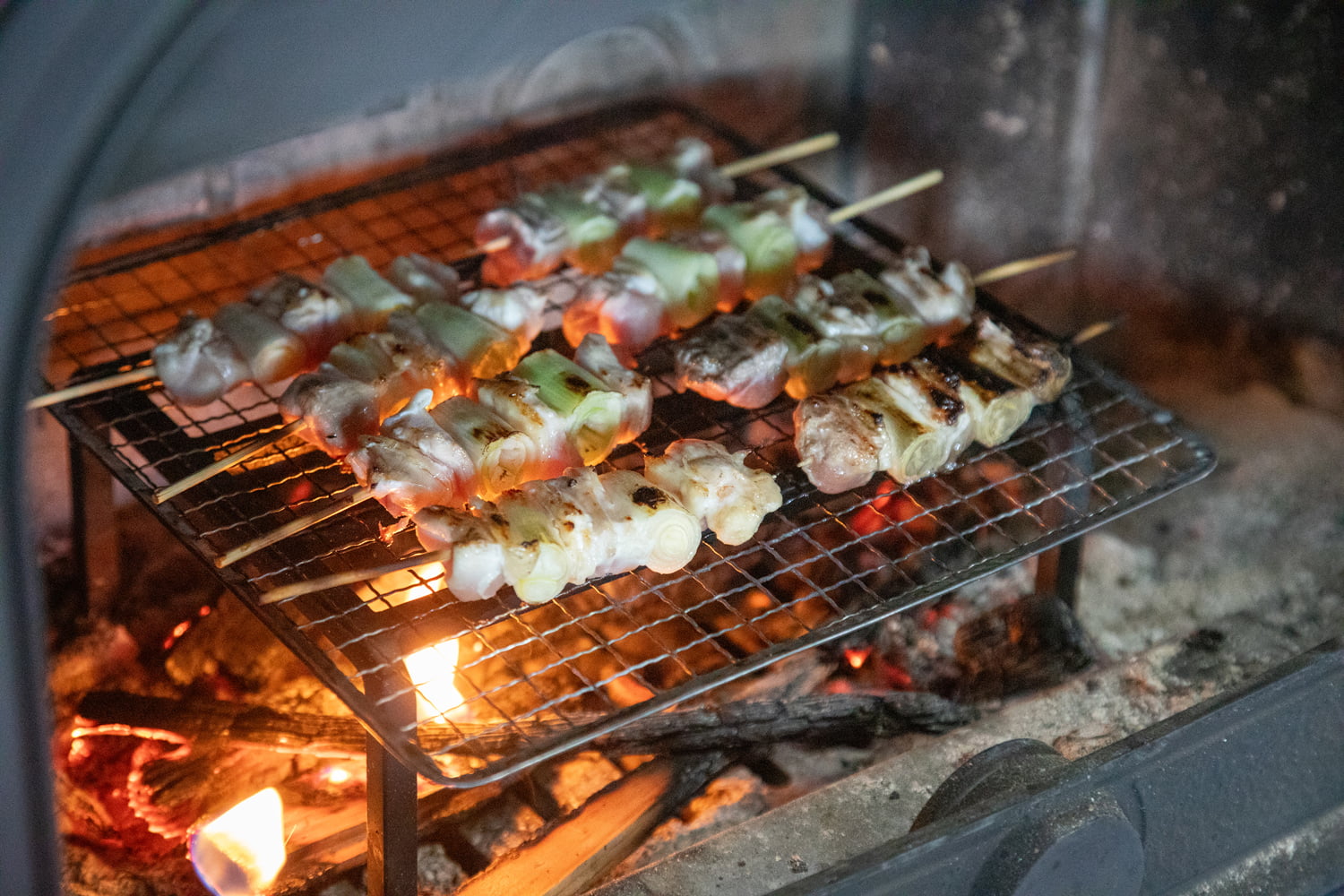 スモーキーな香りをまとった焼き鳥も